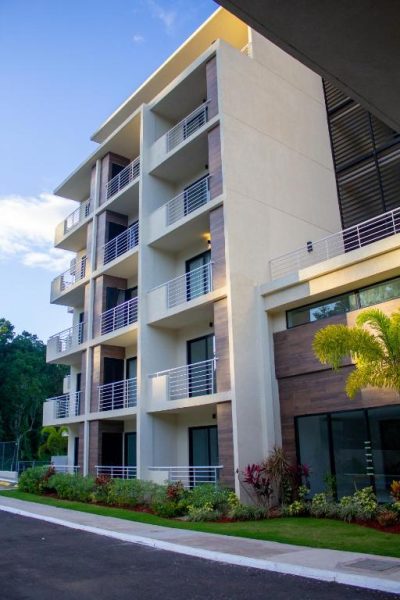 Fachada exterior del Premium Studio with Pool View con balcones modernos y jardín tropical