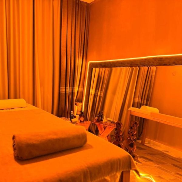 Sala de masajes con dos camillas y ambiente relajante en Green Roof Boutique Hotel & SPA Istanbul Airport