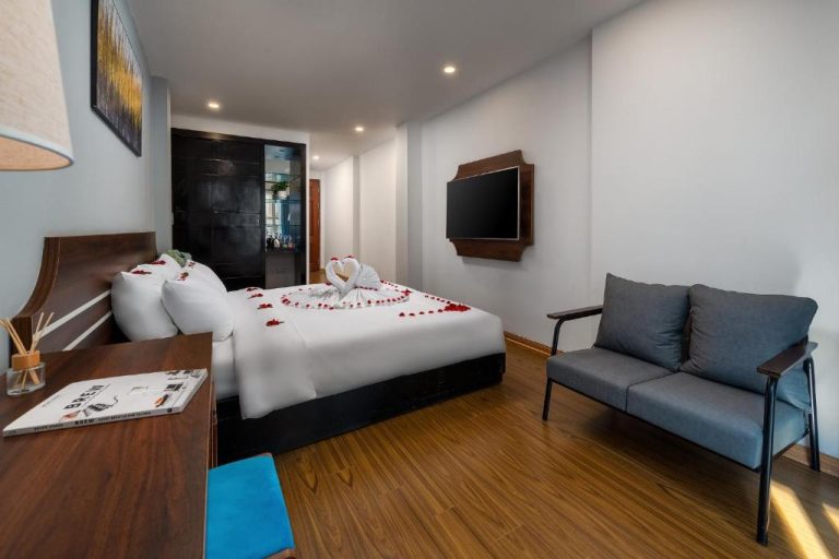 Habitación doble romántica con decoración de pétalos de rosa en Astoria Hotel Hanoi cerca de la Catedral St Joseph