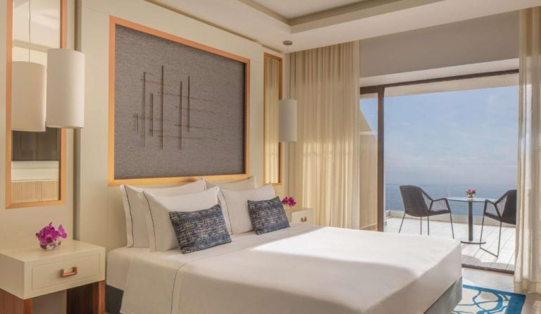 Habitación de lujo con cama doble y terraza con vistas al mar en el Hotel Tivoli Carvoeiro
