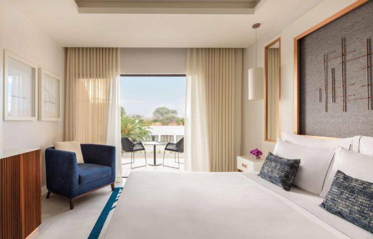 Habitación doble con terraza y vistas al jardín en el Hotel Tivoli Carvoeiro, Algarve