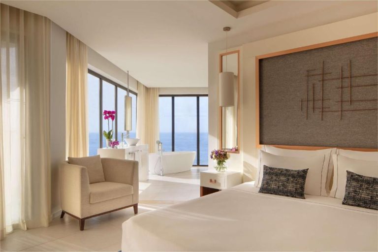 Suite de lujo con bañera exenta y vistas al mar en el Hotel Tivoli Carvoeiro