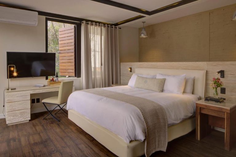 Habitación doble con cama king size y escritorio en Hacienda Peña Pobre, decoración moderna y acogedora