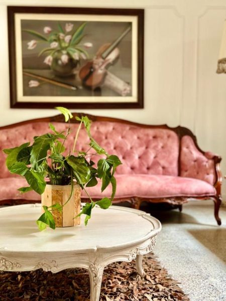 Sala clásica con sofá rosa tufteado y mesa de centro blanca en Hotel Boutique Fiorentina Medellín