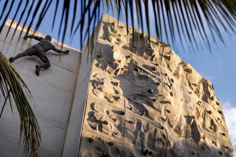 Muro de escalada exterior con agarraderas de colores en el resort Sandals Ochi Beach de Jamaica