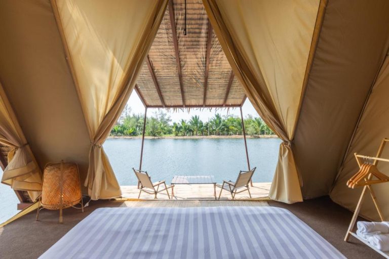 Habitación tipo glamping con vista al río y terraza privada en Camp Cayla Coasta