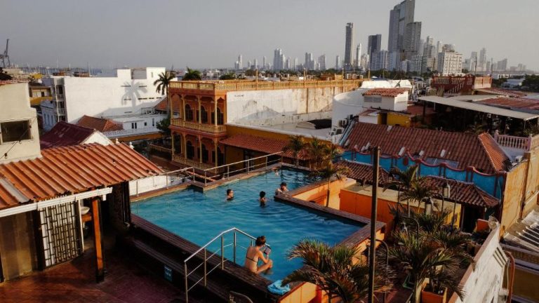 Piscina en la azotea del Hotel Kim en Cartagena de Indias con vistas al skyline de la ciudad