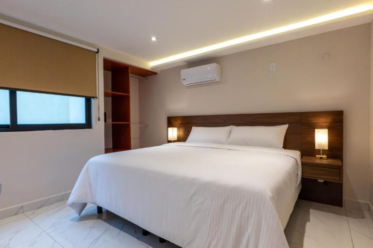 Habitación moderna con cama king size y aire acondicionado en Hotel 28 Cancún