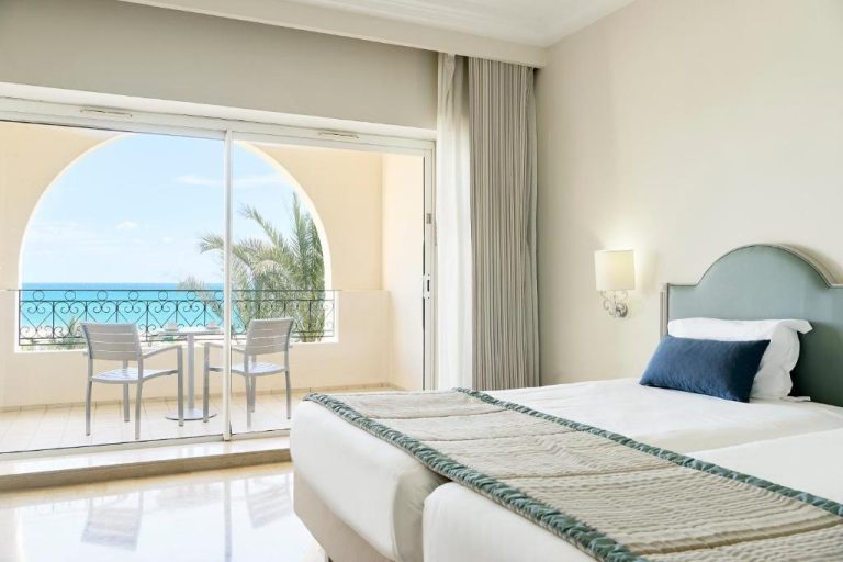 Habitación doble con cama king y terraza con vistas al mar en Iberostar Waves Averroes