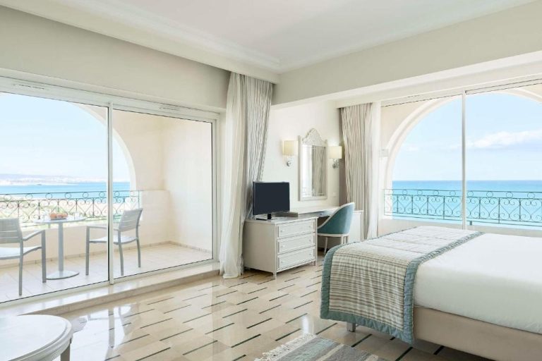 Habitación deluxe con cama doble y vistas panorámicas al mar en el Iberostar Waves Averroes