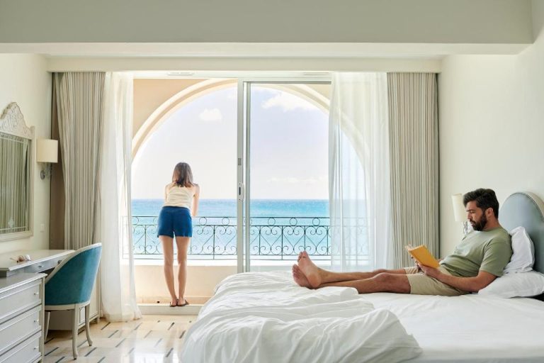 Habitación doble con vista al mar y terraza en el Iberostar Waves Averroes Tunisia