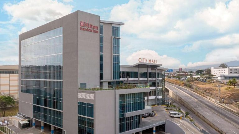 Vista exterior del Hilton Garden Inn San José Airport City Mall junto al centro comercial City Mall