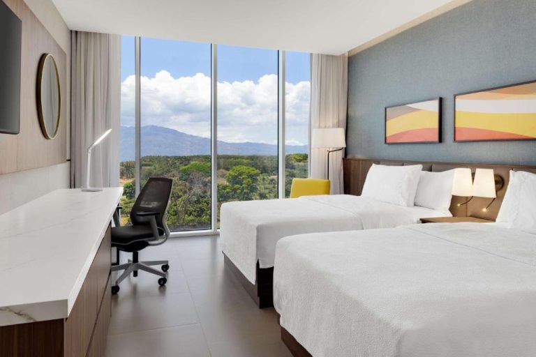 Habitación doble con dos camas y vista panorámica a las montañas en Hilton Garden Inn San José Airport