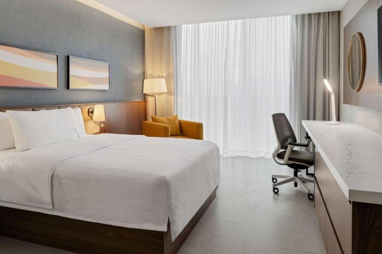 Habitación king con escritorio de trabajo y sillón en Hilton Garden Inn San Jose Airport City Mall