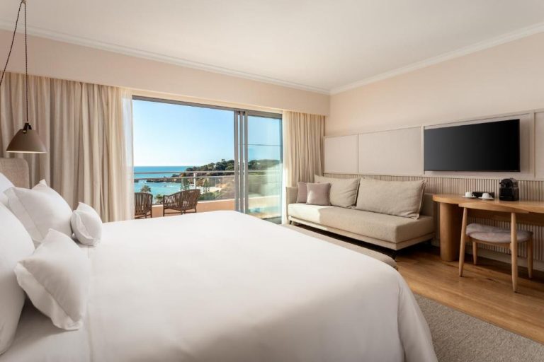 Habitación deluxe con cama king size y vistas al mar en Grande Real Santa Eulalia Resort & Spa