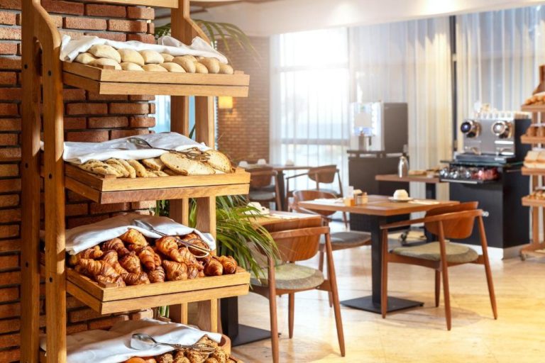 Buffet de desayuno con selección de panes y croissants frescos en Grande Real Santa Eulalia Resort & Hotel Spa