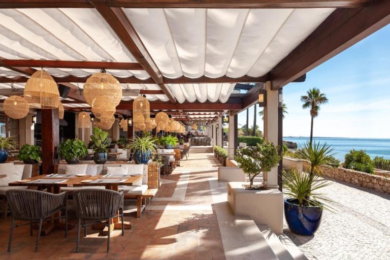 Terraza restaurante con vistas al mar del Grande Real Santa Eulalia Resort & Hotel Spa en Algarve