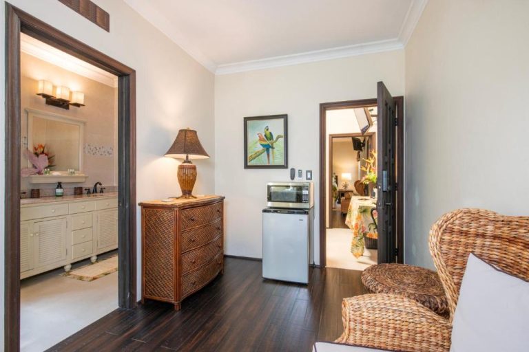 Habitación con baño privado, frigorífico y sillones de mimbre en The Pilot House