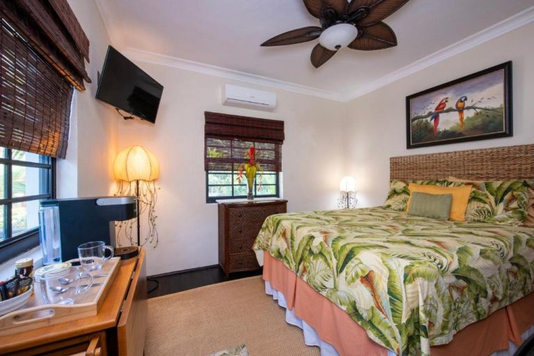 Habitación tropical con cama doble y decoración caribeña en The Pilot House
