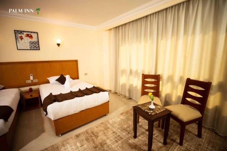 Habitación twin con dos camas y zona de estar en Palm Inn Hotel Hurghada, Egipto