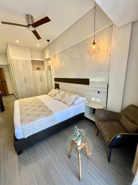 Habitación doble moderna con cama matrimonial y decoración elegante en Cartagena Royal Hotel Boutique