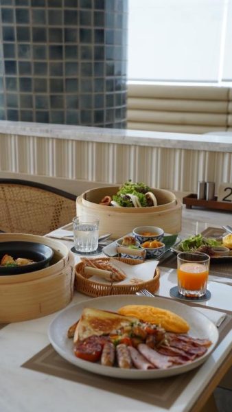 Desayuno buffet con dim sum, embutidos y zumo de naranja en el hotel Arco Phuket Town