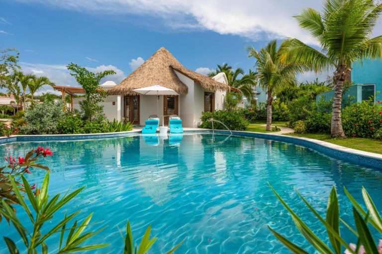 Villa con piscina privada y tumbonas azules en Sandals Dunns River, resort todo incluido para parejas