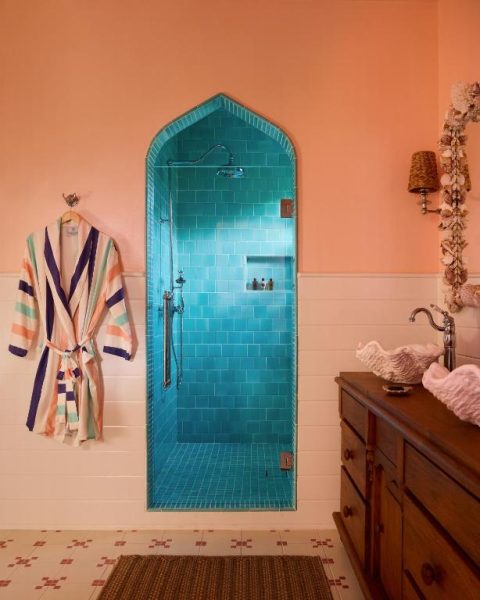 Ducha interior con azulejos turquesa y arco morisco en Coral Sands Inn & Cottages