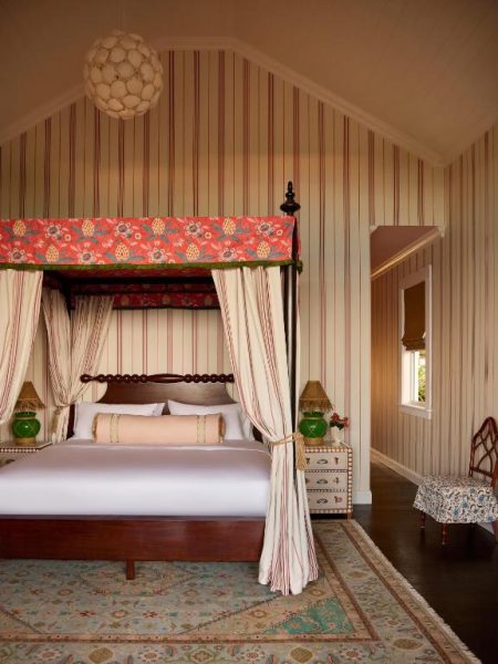 Habitación con cama de dosel y decoración colonial tropical en Coral Sands Inn & Cottages