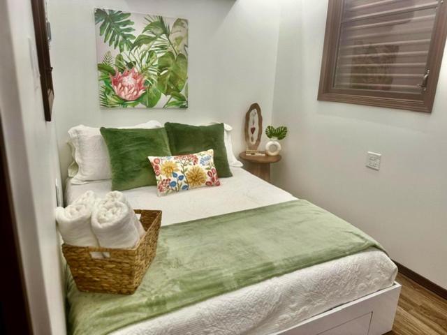 Habitación doble con decoración tropical y ropa de cama verde en Hacienda del Sur