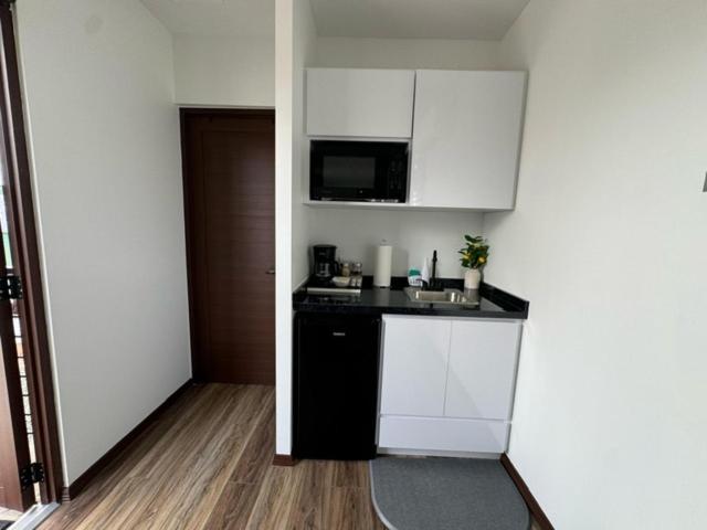 Kitchenette equipada con microondas, nevera y fregadero en Hacienda del Sur