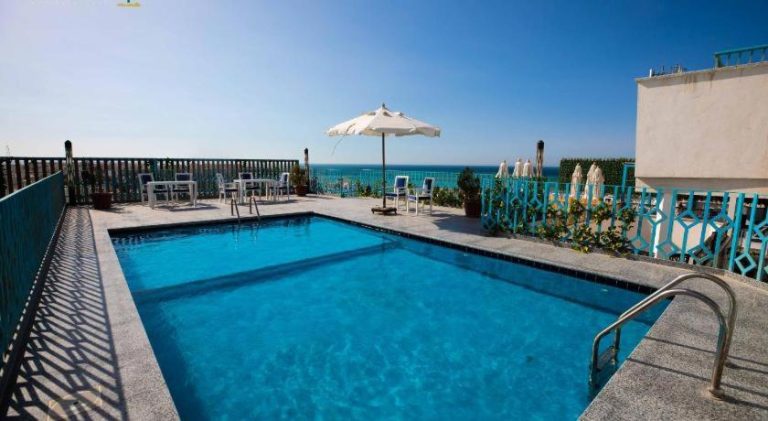 Piscina exterior en terraza con vistas al Mar Rojo del Palm Inn Hotel Hurghada