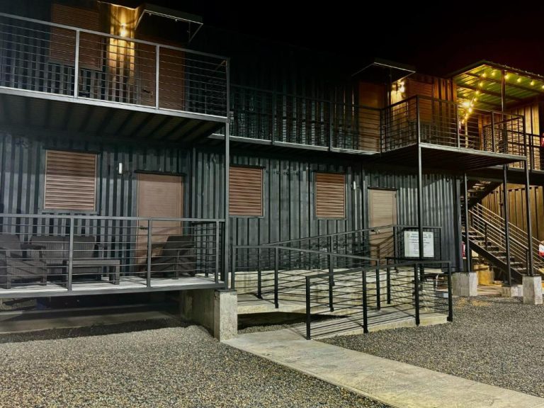 Bungalows de dos plantas con terrazas y rampas de acceso en Hacienda del Sur iluminados de noche