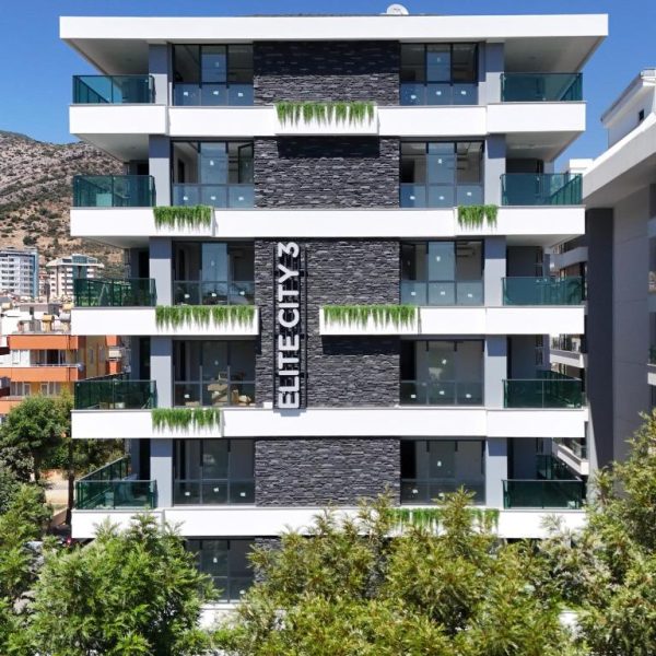 Fachada exterior moderna del Elite Luxury Suite City 3 con balcones acristalados y jardines verticales