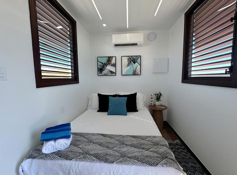 Habitación doble moderna con aire acondicionado y ventanas con persianas en Hacienda del Sur