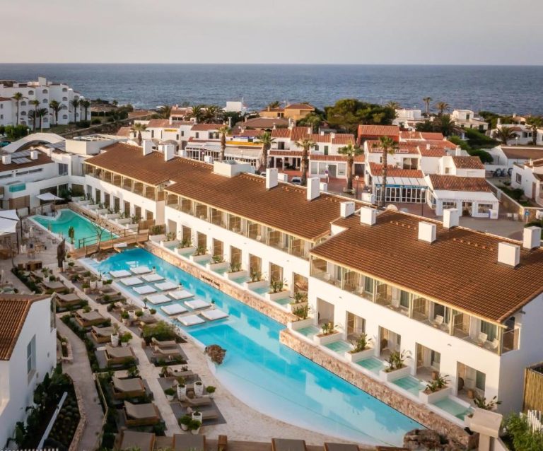 Vista aérea de la piscina infinity y solarium del Lago Resort Menorca Suites del Lago Adults Only