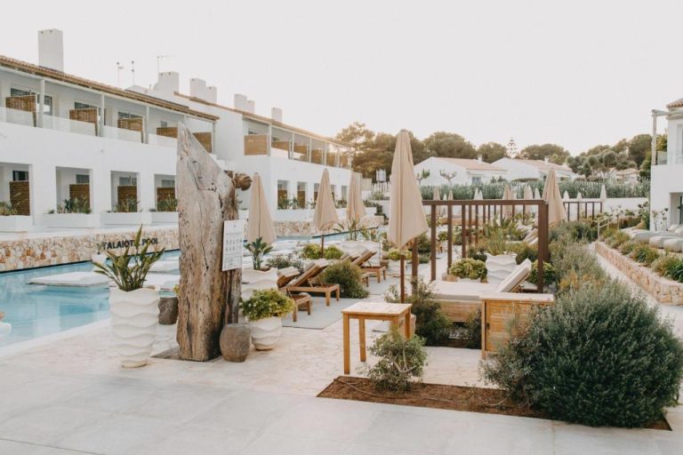 Piscina exterior con tumbonas y sombrillas del Lago Resort Menorca Suites del Lago Adults Only