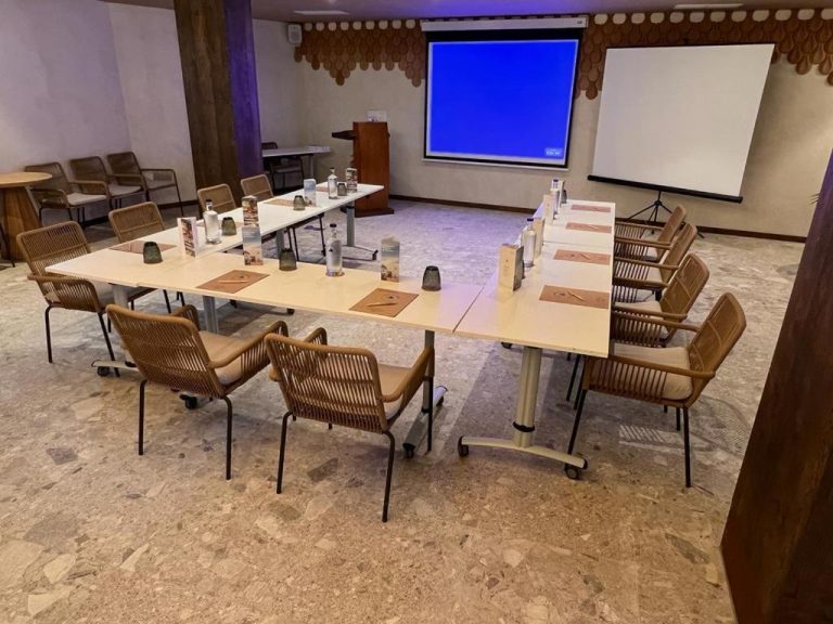 Sala de reuniones con mesas en U y proyector del Lago Resort Menorca Suites del Lago Adults Only