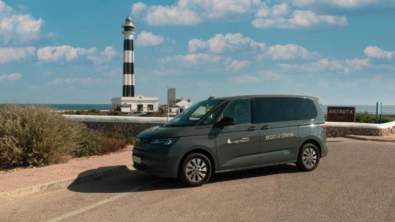 Servicio de ecotransfer del Lago Resort Menorca frente al faro de Artrutx en Menorca
