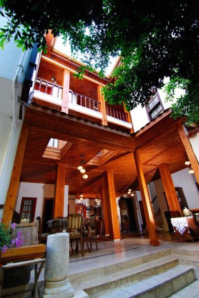 Patio interior con estructura de madera y balcón del White Garden Hotel Adult Only