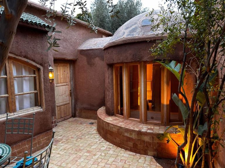 Patio exterior con cúpula y arquitectura tradicional de barro en Casa Abracadabra Marrakech