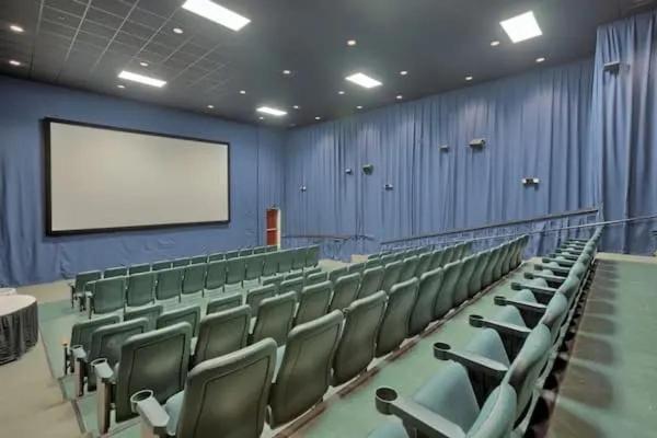 Sala de cine privada con pantalla grande y butacas en apartamento Panama City Beach Florida
