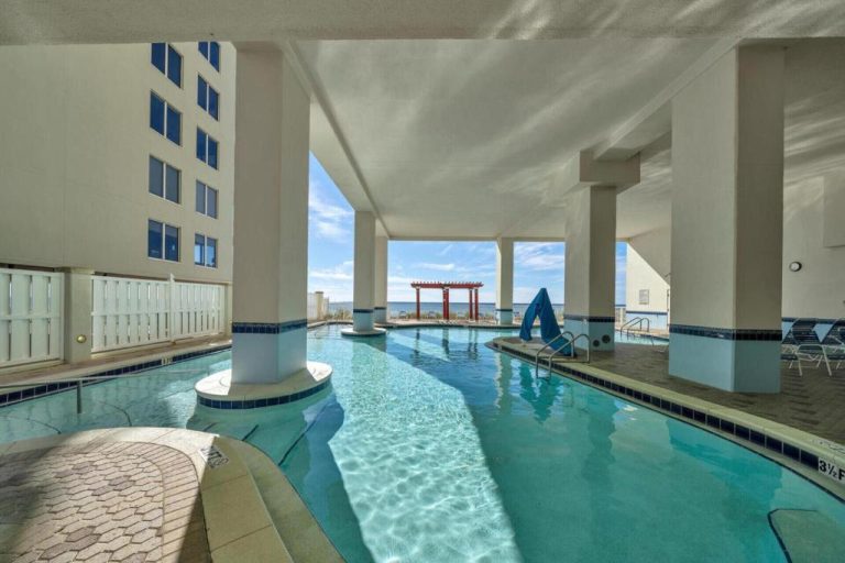Piscina cubierta con acceso directo a la playa y vistas al mar en Panama City Beach, Florida