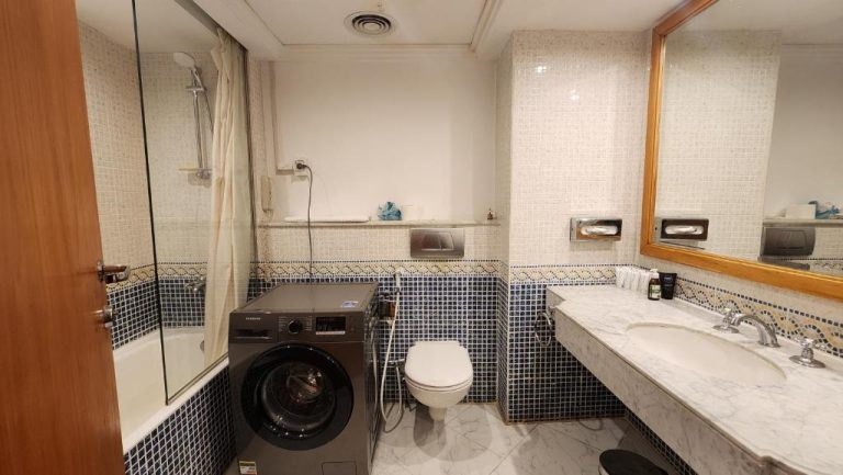 Baño completo con lavadora Samsung, bañera, inodoro y lavabo de mármol en Hotel Suite Jazz Sharm Dreams