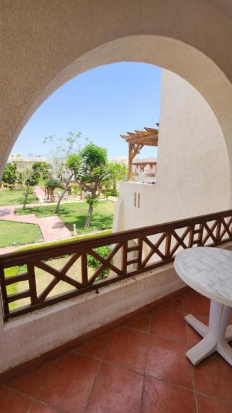 Balcón con arco árabe y vistas al jardín tropical en Hotel Suite Jazz Sharm Dreams Vacation
