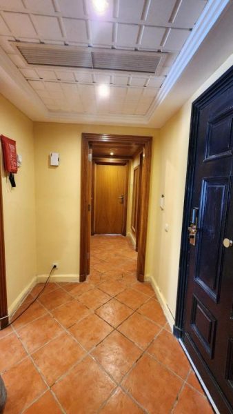 Pasillo interior con suelo de baldosas y puertas de madera en Hotel Suite In Jazz Sharm Dreams Vacation