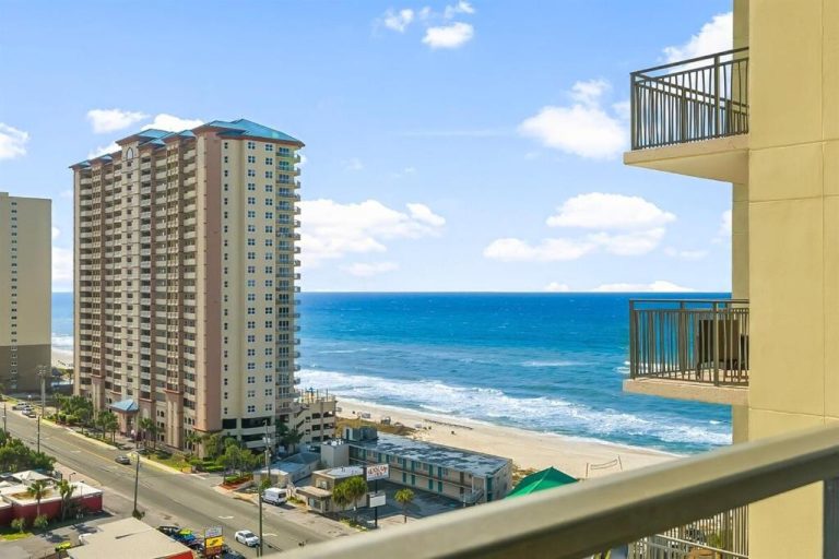 Vista panorámica al mar desde el balcón del Origin 1227 Beachy Dreams con playa y edificios