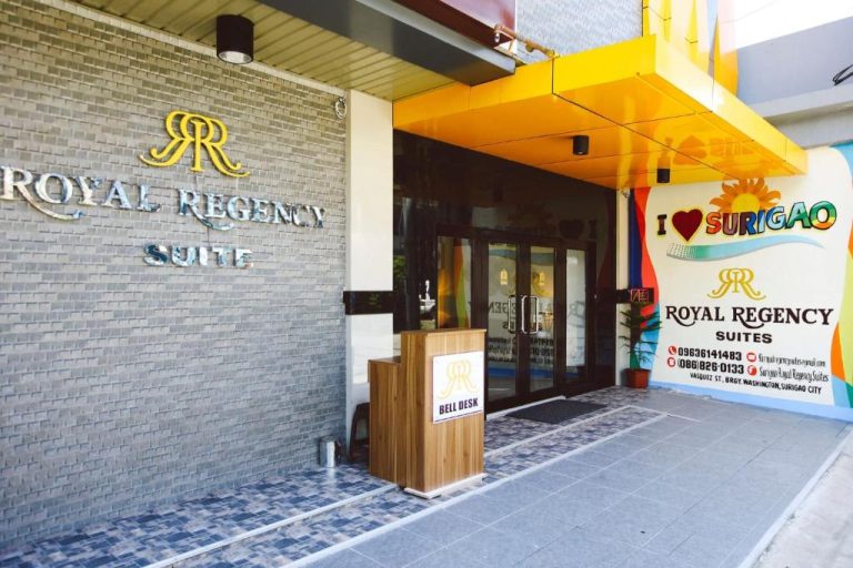 Fachada y entrada principal del Royal Regency Suites en Surigao City, Filipinas
