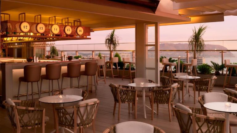 Terraza bar en la azotea del SOUMA Hotel Vignette Collection con vistas al mar al atardecer