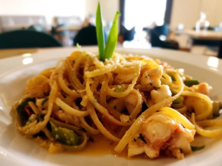 Plato de pasta con mariscos y verduras del restaurante del Hotel 39 Jamaica